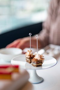 Assiette gastronomique au Blue by Alain Ducasse Bangkok, photographiée par Lucas Gurdjian, photographe culinaire spécialisé.